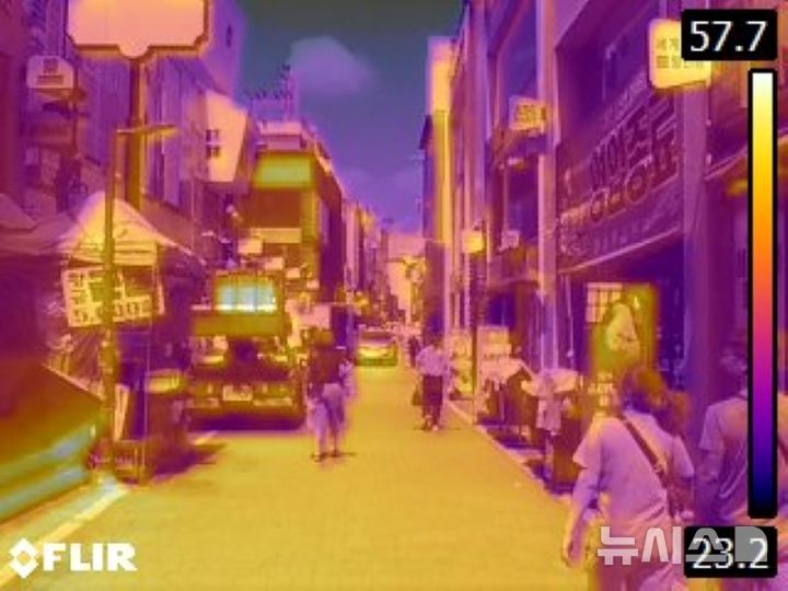 [전남광주=뉴시스] 이영주 기자 = 절기상 가을의 시작을 알리는 입추(立秋)를 하루 앞둔 6일 오전 열화상 카메라로 촬영한 전남광주 동구 충장로의 지표면 온도가 최대 57.7도에 이르고 있다. 열화상 카메라로 촬영한 사진은 온도가 높을수록 붉은색, 낮을수록 푸른색으로 표시된다. 전남광주 광주동부지역은 지난 1일부터 5일까지 이어졌던 폭염중대경보가 해제된 지 하루 만인 6일 다시 발효됐다. 2026.08.06.leeyj2578@newsis.com