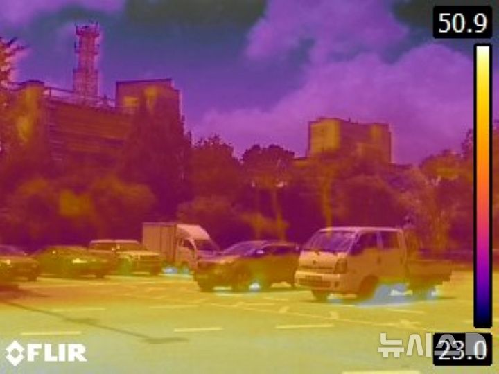 [전남광주=뉴시스] 이영주 기자 = 절기상 가을의 시작을 알리는 입추(立秋)인 6일 오전 열화상 카메라로 촬영한 전남광주 서구 계수교차로의 지표면 온도가 최대 50.9도에 이르고 있다. 열화상 카메라로 촬영한 사진은 온도가 높을수록 붉은색, 낮을수록 푸른색으로 표시된다. 전남광주 광주동부지역은 지난 1일부터 5일까지 이어졌던 폭염중대경보가 해제된 지 하루 만인 6일 다시 발효됐다. 2026.08.06. leeyj2578@newsis.com