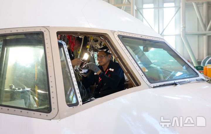 [인천공항=뉴시스] 공항사진기자단 = 6일 인천 영종구 인천공항 첨단복합항공단지 내 IKCS 화물기 개조시설에서 보잉 B777 기종을 화물기로 개조하는 작업이 진행되고 있다.인천국제공항은 이번 개조시설 본격 가동을 계기로 고부가가치 MRO(항공정비) 산업을 아우르는 허브로 도약하고 국내 항공 부품 기업의 글로벌 공급망 진입과 지역경제 활성화를 이끌어갈 계획이다. 2026.08.06. photo@newsis.com