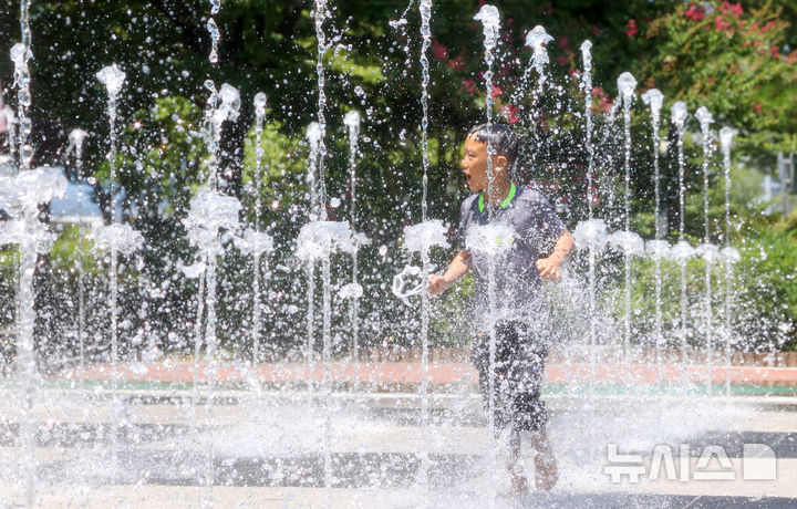 [경산=뉴시스] 이무열 기자 = 기록적인 폭염이 연일 계속되고 있는 6일 경북 경산시 남매근린공원 바닥분수에서 한 어린이가 물놀이를 하며 더위를 식히고 있다. 2026.08.06. lmy@newsis.com