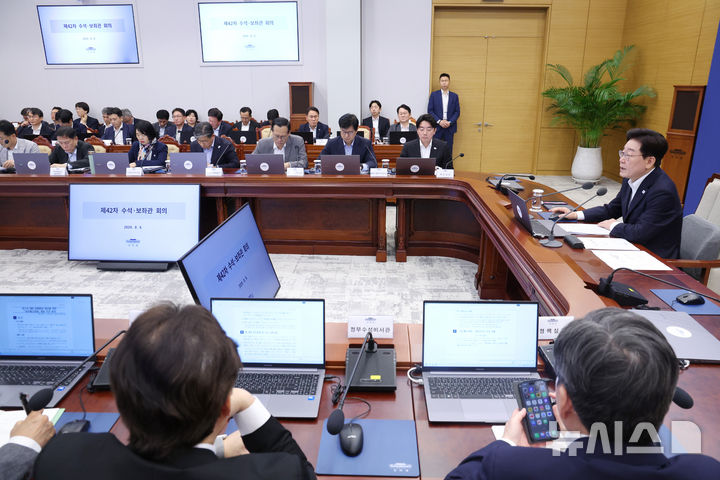 [서울=뉴시스] 조성봉 기자 = 이재명 대통령이 6일 청와대에서 열린 수석보좌관회의에서 발언하고 있다. 2026.08.06. suncho21@newsis.com