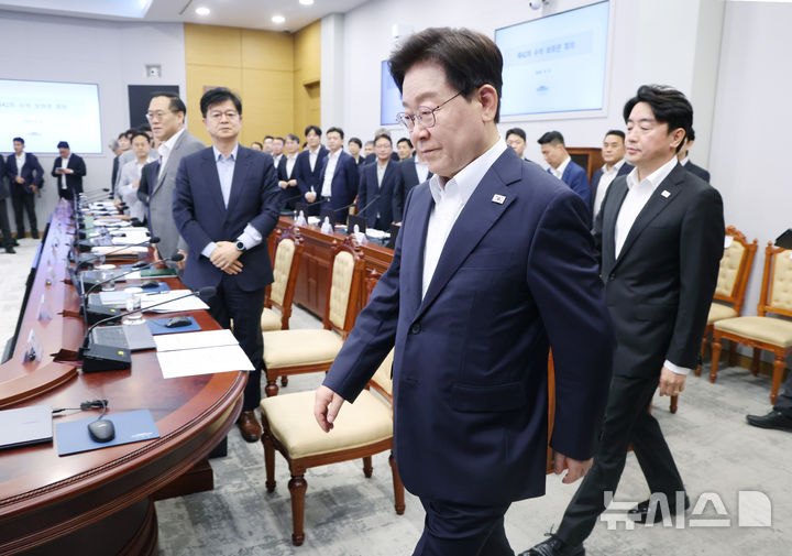 [서울=뉴시스] 조성봉 기자 = 이재명 대통령이 6일 청와대에서 열린 수석보좌관회의에서 강훈식 비서실장과 함께 입장하고 있다. 2026.08.06. suncho21@newsis.com