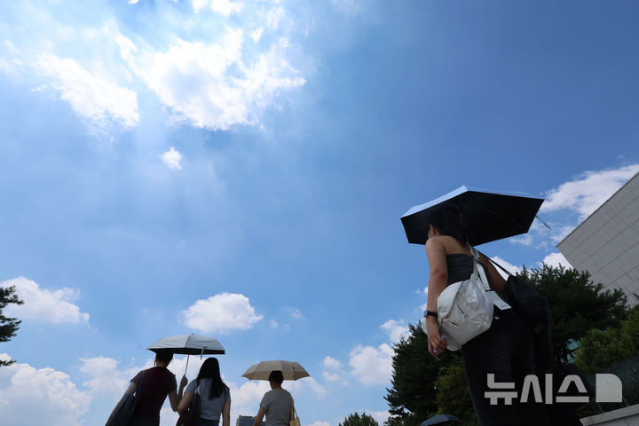 [서울=뉴시스] 권창회 기자 = 입추를 하루 앞둔 지난 6일 서울 용산구 국립중앙박물관에서 시민들이 양산을 쓰고 이동하고 있다. (사진은 기사와 직접 관련이 없습니다.) 2026.08.06. kch0523@newsis.com