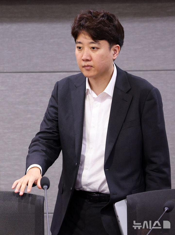 [서울=뉴시스] 고범준 기자 = 이준석 개혁신당 대표가 6일 오후 서울 여의도 국회 의원회관에서 열린 검찰개혁인가, 형사사법의 붕괴인가 토론회에 참석하고 있다. 2026.08.06. bjko@newsis.com