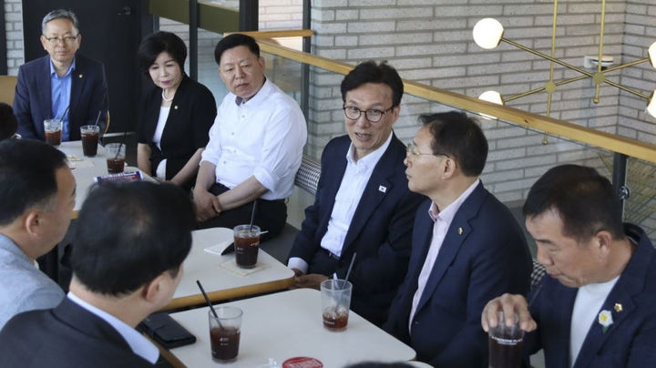 [서울=뉴시스] 정병혁 기자 = 김민석 더불어민주당 당대표 후보가 6일 전남광주 순천시의 한 커피전문점에서 전남 동부지역 광역의원들과 간담회를 하고 있다.( (사진=김민석 후보 제공) 2026.08.06. photo@newsis.com *재판매 및 DB 금지