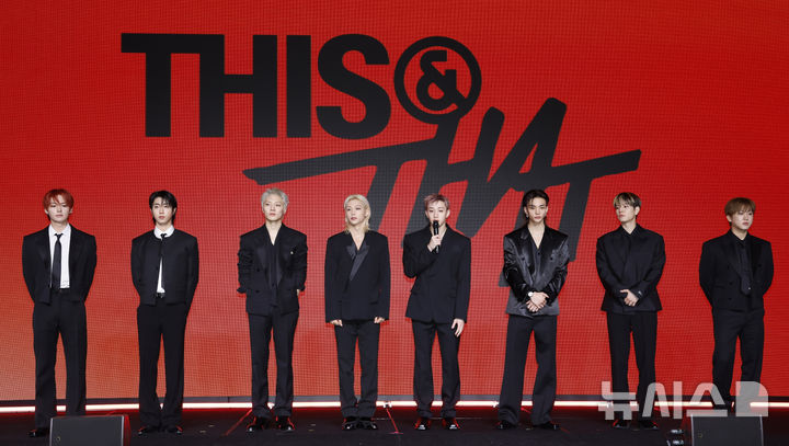 [서울=뉴시스] 김혜진 기자 = 스트레이키즈 방찬(왼쪽 다섯 번째)이 6일 오후 서울 영등포구 여의도 콘래드호텔에서 열린 미니 앨범 'THIS & THAT' 발매 기념 기자간담회에서 포즈를 취하고 있다. 2026.08.06. jini@newsis.com