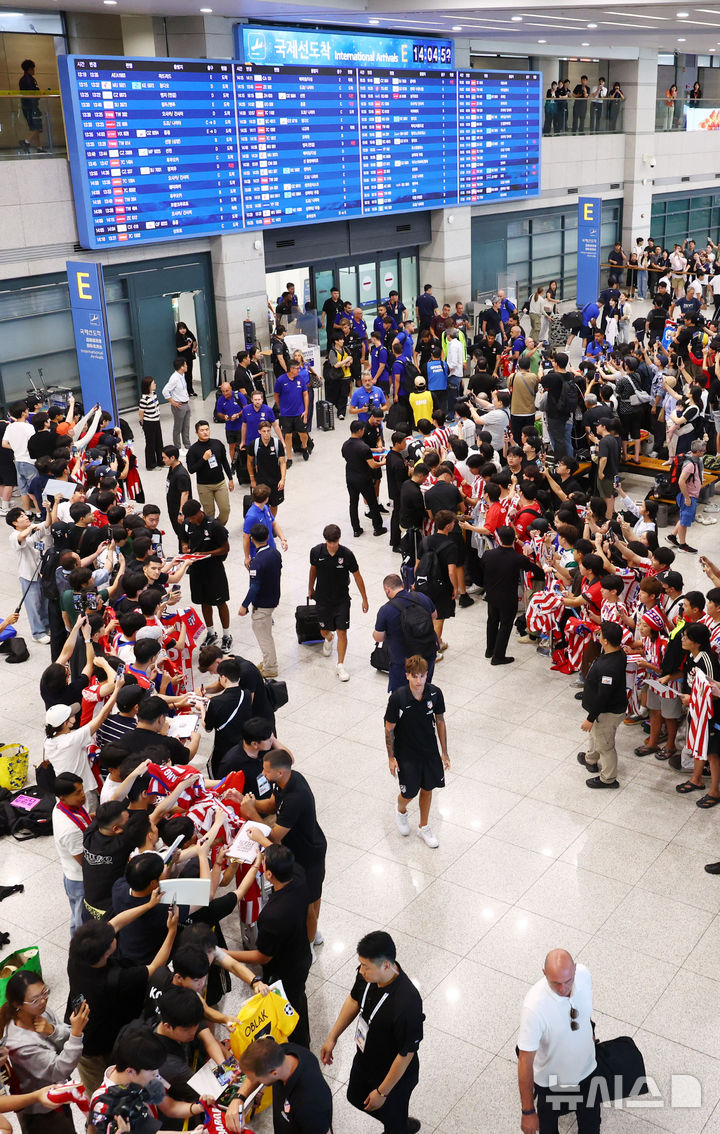 [인천공항=뉴시스] 전신 기자 = 2026 쿠팡플레이시리즈 맨체스터 시티와의 경기를 앞둔 아틀레티코 마드리드 선수단 및 코칭스태프들가 6일 인천국제공항 제1터미널을 통해 입국하고 있다. 2026.08.06. photo1006@newsis.com