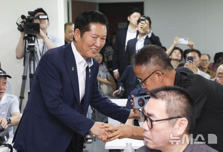 [서울=뉴시스] 김근수 기자 = 정청래 더불어민주당 당대표 후보가 6일 오후 서울 마포구 보훈회관에서 열린 장애인 및 북한 이탈주민의 기본권 보장을 위한 정책 간담회에서 참석자들과 인사를 하고 있다. 2026.08.06. ks@newsis.com
