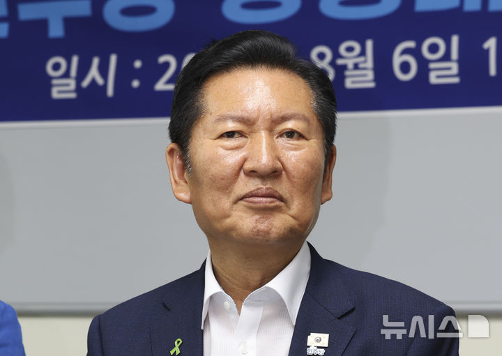 [서울=뉴시스] 김근수 기자 = 정청래 더불어민주당 당대표 후보가 6일 오후 서울 마포구 보훈회관에서 열린 장애인 및 북한 이탈주민의 기본권 보장을 위한 정책 간담회에서 발언하고 있다. 2026.08.06. ks@newsis.com