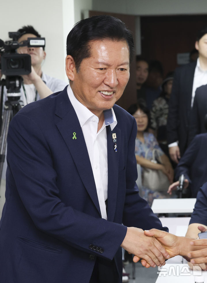 [서울=뉴시스] 김근수 기자 = 정청래 더불어민주당 당대표 후보가 6일 오후 서울 마포구 보훈회관에서 열린 장애인 및 북한 이탈주민의 기본권 보장을 위한 정책 간담회에서 참석자들과 인사를 하고 있다. 2026.08.06. ks@newsis.com