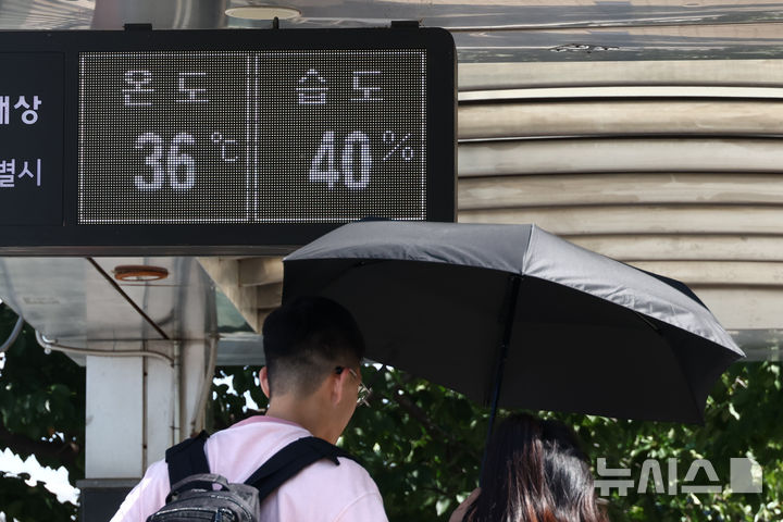 [서울=뉴시스] 고승민 기자 = 폭염이 이어지고 있는 6일 서울 여의나루역 출입구 전광판에 온도와 습도가 표시되고 있다. 2026.08.06. kkssmm99@newsis.com