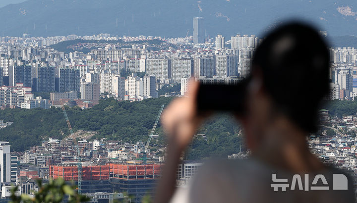 [서울=뉴시스] 김명년 기자 = 지난 6일 한국부동산원이 발표한 8월 첫째주(3일 기준) 주간 아파트가격 동향에 따르면 서울 아파트 매매가격은 0.26% 올랐다. 지난해 2월 첫째주 상승 전환한 후 78주 연속 상승 추세를 이어간 것이다. 상승률로는 전주(0.25%) 대비 0.01%포인트 높아져 3주 만에 상승폭을 키웠다. 서울 외곽 지역인 노도강(노원·도봉·강북)·금관구(금천·관악·구로)와 중랑구의 강세가 두드러졌다. 중랑구(0.53%→0.52%)는 557주 만에 최고치를 찍었던 전주보다 오름폭이 둔화했지만 여전히 높은 축에 속한다. 노원구(0.46%)는 2018년 9월 둘째주(0.56%) 이후 409주 만에 가장 높았던 전주의 상승률을 유지했다. 도봉구(0.23%→0.24%)와 강북구(0.33%→0.36%)는 전주보다 상승폭을 키웠다. 금천구(0.32%)와 구로구·관악구(0.30%)는 나란히 0.3% 이상 뛰었다. 중구(0.36%→0.54%)의 경우 신당·황학동 대단지 위주로 가격이 뛰며 25개 자치구 중 가장 높은 상승률을 나타냈다. 사진은 6일 오후 서울시내 아파트 모습. 2026.08.06. kmn@newsis.com