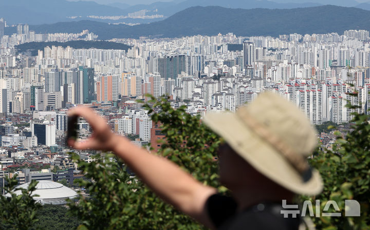 [서울=뉴시스] 김명년 기자 = 6일 한국부동산원이 발표한 8월 첫째주(3일 기준) 주간 아파트가격 동향에 따르면 서울 아파트 매매가격은 0.26% 올랐다. 지난해 2월 첫째주 상승 전환한 후 78주 연속 상승 추세를 이어간 것이다. 사진은 6일 오후 서울시내 아파트 모습. 2026.08.06. kmn@newsis.com