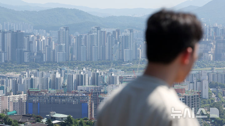 [서울=뉴시스] 김명년 기자 = 지난 6일 한국부동산원이 발표한 8월 첫째주(3일 기준) 주간 아파트가격 동향에 따르면 서울 아파트 매매가격은 0.26% 올랐다. 지난해 2월 첫째주 상승 전환한 후 78주 연속 상승 추세를 이어간 것이다. 상승률로는 전주(0.25%) 대비 0.01%포인트 높아져 3주 만에 상승폭을 키웠다. 서울 외곽 지역인 노도강(노원·도봉·강북)·금관구(금천·관악·구로)와 중랑구의 강세가 두드러졌다. 중랑구(0.53%→0.52%)는 557주 만에 최고치를 찍었던 전주보다 오름폭이 둔화했지만 여전히 높은 축에 속한다. 노원구(0.46%)는 2018년 9월 둘째주(0.56%) 이후 409주 만에 가장 높았던 전주의 상승률을 유지했다. 도봉구(0.23%→0.24%)와 강북구(0.33%→0.36%)는 전주보다 상승폭을 키웠다. 금천구(0.32%)와 구로구·관악구(0.30%)는 나란히 0.3% 이상 뛰었다. 중구(0.36%→0.54%)의 경우 신당·황학동 대단지 위주로 가격이 뛰며 25개 자치구 중 가장 높은 상승률을 나타냈다. 사진은 6일 오후 서울시내 아파트 모습. 2026.08.06. kmn@newsis.com