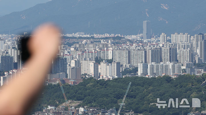 [서울=뉴시스] 김명년 기자 = 사진은 지난 6일 오후 서울시내 아파트 모습. 2026.08.06. kmn@newsis.com