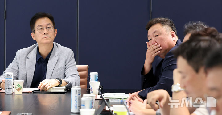 [서울=뉴시스] 박주성 기자 = 전국을 덮친 기록적인 폭염에 프로야구 전 경기가 이틀연속 ‘폭염취소’ 결정이 내려진 6일 오후 서울 강남구 한국야구위원회에서 열린 2026 폭염 관련 긴급 대책 회의에서 구단 단장 및 프로야구 선수협회 관계자들이 참석한 가운데 박근찬 KBO 사무총장이 회의를 주재하고 있다. 2026.08.06. park7691@newsis.com