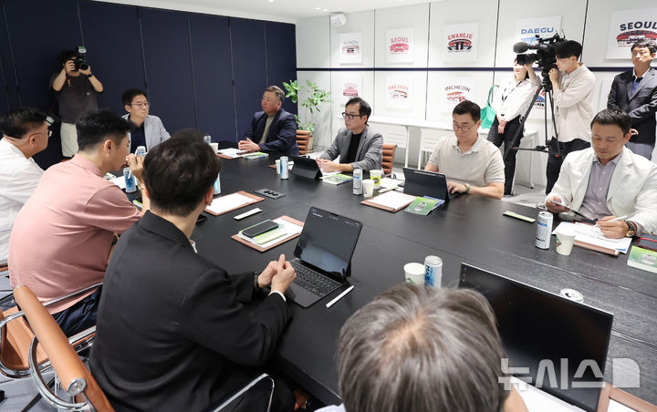 [서울=뉴시스] 박주성 기자 = 전국을 덮친 기록적인 폭염에 프로야구 전 경기가 이틀연속 ‘폭염취소’ 결정이 내려진 6일 오후 서울 강남구 한국야구위원회에서 열린 2026 폭염 관련 긴급 대책 회의에서 구단 단장 및 프로야구 선수협회 관계자들이 참석한 가운데 박근찬 KBO 사무총장이 회의를 주재하고 있다. 2026.08.06. park7691@newsis.com