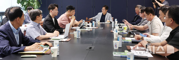 [서울=뉴시스] 박주성 기자 = 전국을 덮친 기록적인 폭염에 프로야구 전 경기가 이틀연속 ‘폭염취소’ 결정이 내려진 6일 오후 서울 강남구 한국야구위원회에서 열린 2026 폭염 관련 긴급 대책 회의에서 구단 단장 및 프로야구 선수협회 관계자들이 참석한 가운데 박근찬 KBO 사무총장이 회의를 주재하고 있다. 2026.08.06. park7691@newsis.com