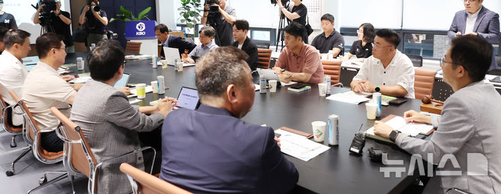 [서울=뉴시스] 박주성 기자 = 전국을 덮친 기록적인 폭염에 프로야구 전 경기가 이틀연속 ‘폭염취소’ 결정이 내려진 6일 오후 서울 강남구 한국야구위원회에서 열린 2026 폭염 관련 긴급 대책 회의에서 구단 단장 및 프로야구 선수협회 관계자들이 참석한 가운데 박근찬 KBO 사무총장이 회의를 주재하고 있다. 2026.08.06. park7691@newsis.com
