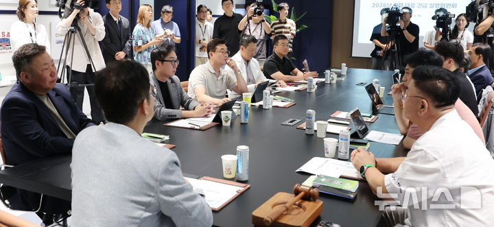 [서울=뉴시스] 박주성 기자 = 전국을 덮친 기록적인 폭염에 프로야구 전 경기가 이틀연속 ‘폭염취소’ 결정이 내려진 6일 오후 서울 강남구 한국야구위원회에서 열린 2026 폭염 관련 긴급 대책 회의에서 구단 단장 및 프로야구 선수협회 관계자들이 참석한 가운데 박근찬 KBO 사무총장이 회의를 주재하고 있다. 2026.08.06. park7691@newsis.com