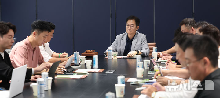 [서울=뉴시스] 박주성 기자 = 전국을 덮친 기록적인 폭염에 프로야구 전 경기가 이틀연속 ‘폭염취소’ 결정이 내려진 6일 오후 서울 강남구 한국야구위원회에서 열린 2026 폭염 관련 긴급 대책 회의에서 구단 단장 및 프로야구 선수협회 관계자들이 참석한 가운데 박근찬 KBO 사무총장이 회의를 주재하고 있다. 2026.08.06. park7691@newsis.com