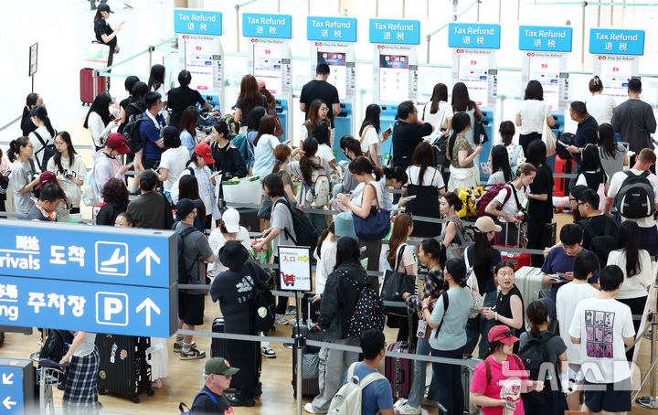 [인천공항=뉴시스] 전신 기자 = 인천국제공항 제1터미널에서 외국인 관광객들이 세금 환급을 위해 길게 줄지어 서 있다. 2026.08.06. photo1006@newsis.com