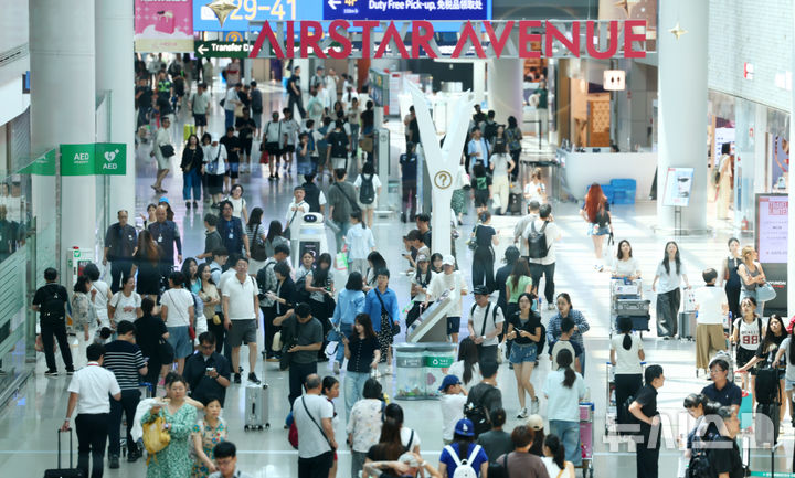 [인천공항=뉴시스] 사진은 6일 인천국제공항 제1터미널. 면세구역이 여행객들로 붐비고 있다. 2026.08.06. photo1006@newsis.com