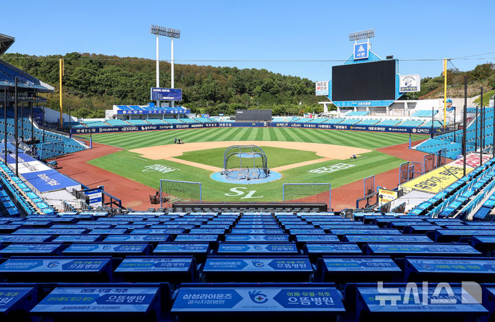 [대구=뉴시스] 이무열 기자 = 전국을 덮친 기록적인 폭염으로 프로야구 전 경기가 이틀 연속 취소된 6일 오후 대구 수성구 삼성라이온즈파크에서 구장 관계자들이 그라운드를 정비하고 있다. 2026.08.06. lmy@newsis.com