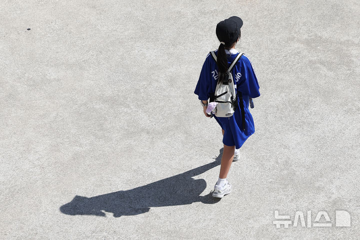 [대구=뉴시스] 이무열 기자 = 전국을 덮친 기록적인 폭염으로 프로야구 전 경기가 이틀 연속 취소된 6일 오후 대구 수성구 삼성라이온즈파크를 찾은 팬들이 발걸음을 되돌리고 있다. 2026.08.06. lmy@newsis.com
