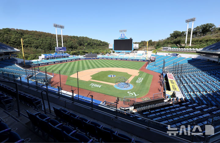 [대구=뉴시스] 이무열 기자 = 전국을 덮친 기록적인 폭염으로 프로야구 전 경기가 이틀 연속 취소된 지난 6일 오후 대구 수성구 삼성라이온즈파크에서 구장 관계자들이 그라운드를 정비하고 있다. 2026.08.06. lmy@newsis.com