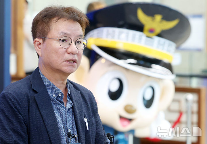 [서울=뉴시스] 이영환 기자 = 김남준 경찰수사개혁위원회 위원장이 6일 오후 서울 서대문구 경찰청에서 열린 전국 성폭력 상담소협의회-경찰수사개혁위원회 간담회를 마친 후 브리핑을 하고 있다. 2026.08.06. 20hwan@newsis.com