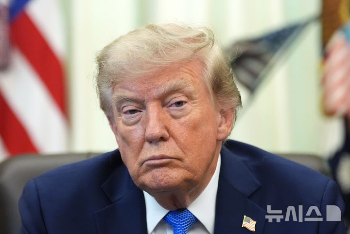 [워싱턴=AP/뉴시스]도널드 트럼프 미국 대통령이 6일(현지 시간) 백악관 집무실에서 행정명령 서명식을 진행하고 있다. 2026.08.07.