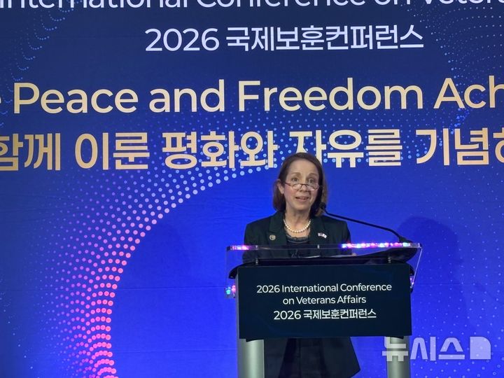 [워싱턴=뉴시스]이윤희 특파원 = 제니퍼 월시 미 국방부 포로·실종자 확인국(DPAA) 수석부국장이 6일(현지 시간) 미국 워싱턴DC 메이플라워호텔에서 열린 2026 국제보훈콘퍼런스에서 발언하고 있다. 2026.08.07. 