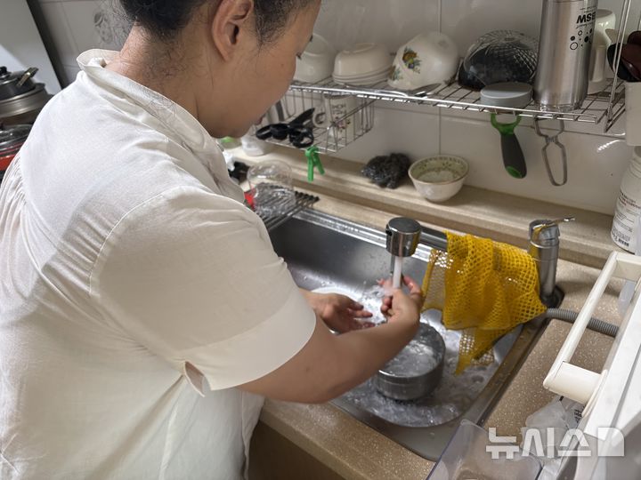 [구리=뉴시스] 신유림 기자=낮 최고기온이 39도까지 치솟았던 지난 5일 오전 경기 구리시 인창동에서 생활지원사 유모씨가 담당 어르신의 집에서 설거지를 하며 집안일을 돕고 있다. 2026.08.07. spicy@newsis.com