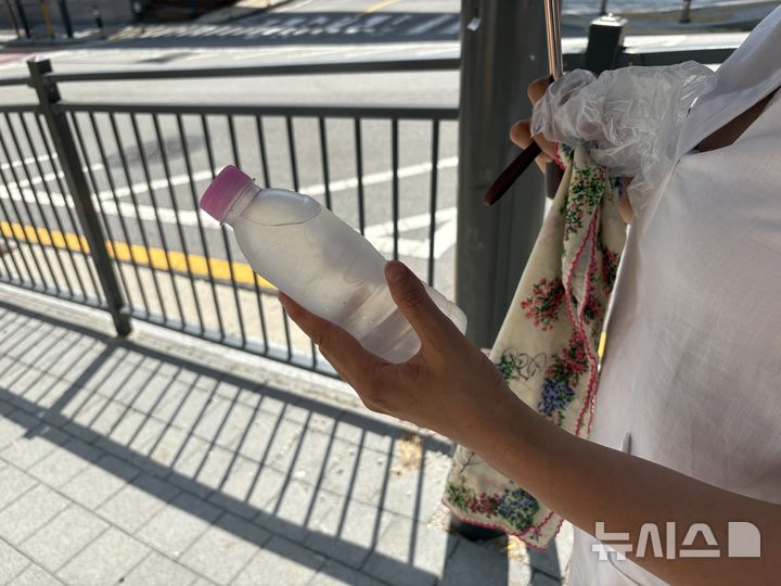 [구리=뉴시스] 신유림 기자=낮 최고기온이 39도까지 치솟았던 지난 5일 오전 경기 구리시 인창동 일대를 누비던 생활지원사 유모씨가 챙겨 다니는 얼음물. 2026.08.07. spicy@newsis.com