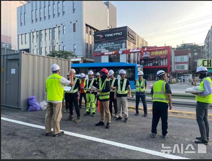 [군포=뉴시스] 폭염 대비 현장 점검에 나선 경기 군포시 관계자가 근로자들에게 안전에 주의를 요청하고 있다. (사진=군포시 제공) 2026.08.07. photo@newsis.com