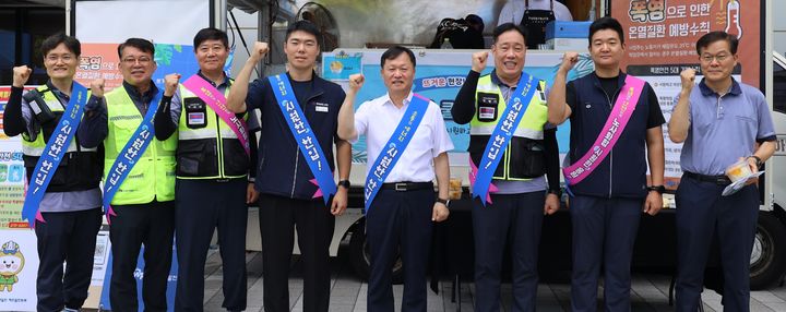 [세종=뉴시스]한국서부발전은 6일 충남 태안발전본부에서 CEO 노사합동 쿨한 안전캠페인’을 진행했다. 사진은 이정복 서부발전 사장(오른쪽 네 번째)과 김동규 한국서부발전노동조합 위원장(다섯 번째) 등 참석자들이 기념촬영하는 모습이다. (사진= 서부발전 제공) *재판매 및 DB 금지