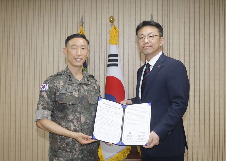 [서울=뉴시스] (왼쪽부터) 최원석 제9보병사단장과 최석진 한화호텔앤드리조트 대표이사 (사진=한화호텔앤드리조트 제공) *재판매 및 DB 금지