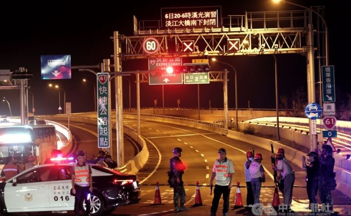 [서울=뉴시스] 6일 대만 북부 단장대교에서 처음으로 폐쇄 차단 훈련이 실시되고 있다.(출처: 대만중앙통신) 2026.08.07. *재판매 및 DB 금지