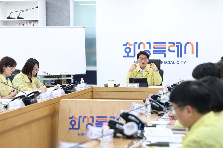 [화성=뉴시스] 윤성진 화성시 제1부시장이 5일 긴급 폭염대응 점검회의를 주재하고 대응상황을 점검하고 있다. (사진=화성시 제공) 2026.08.07. photo@newsis.com *재판매 및 DB 금지