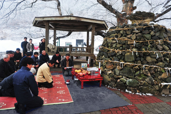 [청주=뉴시스] 옥천 안남면 지수리 마을 탑제. (사진=충북도 제공) photo@newsis.com *재판매 및 DB 금지