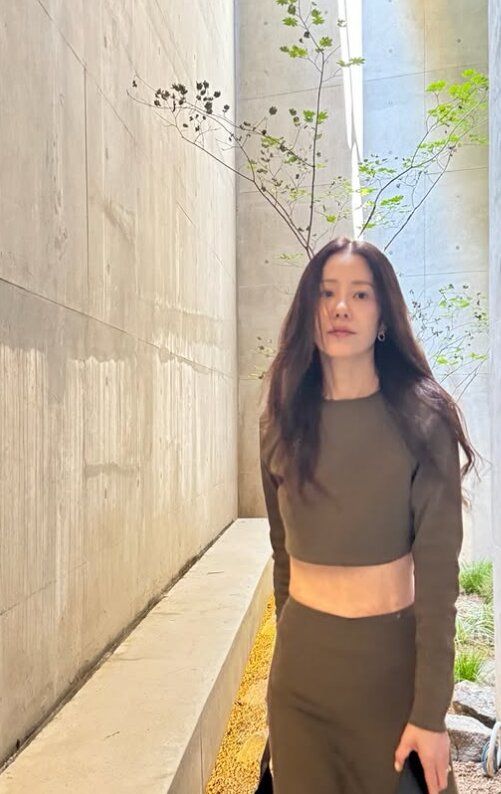 [서울=뉴시스] 고현정은 6일 자신의 인스타그램에 크롭 티셔츠를 입어 슬림한 몸매가 드러나는 사진을 공개했다. (사진=고현정 인스타그램 @atti.present)