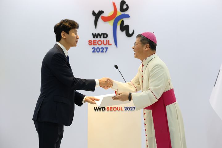 [서울=뉴시스] 정순택 대주교(오른쪽)가 6일 서울대교구청에서 열린 '2027 서울 세계청년대회 공식 주제가 시상식'에서 공식 주제가 공모 당선자인 작곡가 김지윤에게 상장을 수여하고 있다. (사진=천주교 서울대교구 제공) 2026.08.07. photo@newsis.com *재판매 및 DB 금지