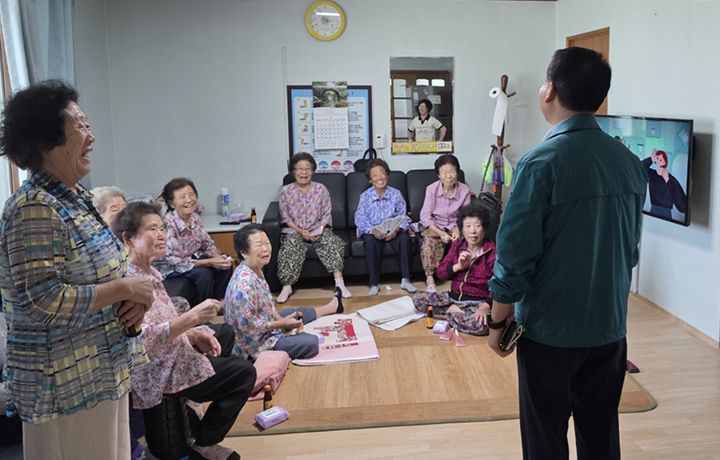[창녕=뉴시스] 고암면에서 관내 경로당을 방문해 행복동행 현장상담소를 운영하고 있다. (사진= 창녕군 제공) 2026.08.07. photo@newsis.com *재판매 및 DB 금지