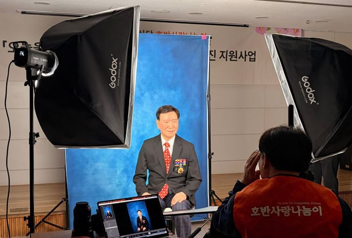 [서울=뉴시스] 국가유공자가 지난 6일 서울 서초구 보훈회관에서 장수사진을 촬영하고 있다. (사진=서초구 제공) 2026.08.06. photo@newsis.com *재판매 및 DB 금지