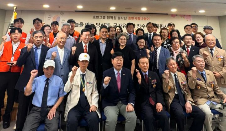 [서울=뉴시스] 행사를 후원한 호반그룹 임직원과 국가유공자들이 지난 6일 서울 서초구 보훈회관에서 기념촬영을 하고 있다. (사진=서초구 제공) 2026.08.06. photo@newsis.com *재판매 및 DB 금지