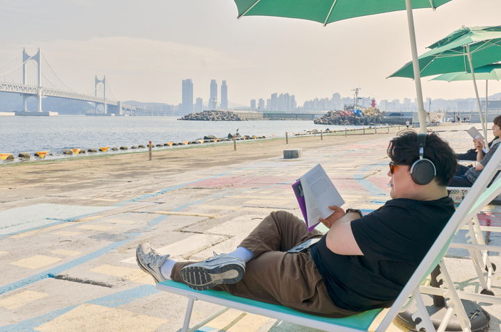 [부산=뉴시스] 올해 상반기에 진행된 부산바다도서관에서 한 시민이 책을 읽고 있다. (사진=부산문화재단 제공) 2026.08.07 photo@newsis.com *재판매 및 DB 금지