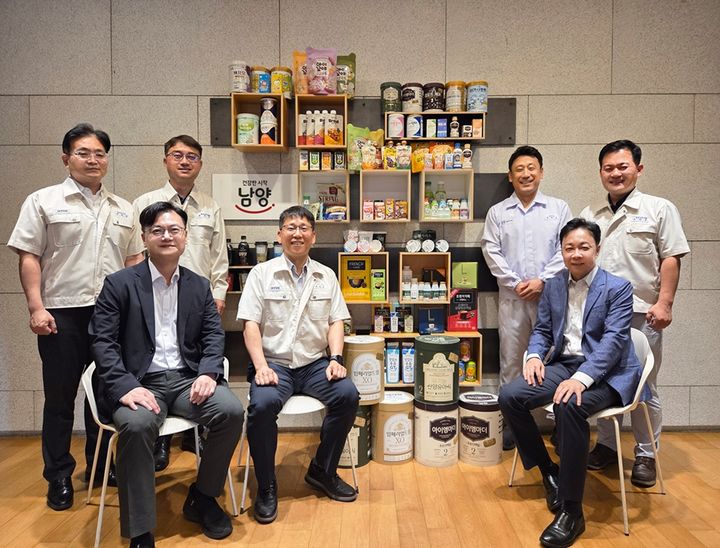 [서울=뉴시스] 남양유업 식품기술사 (상단 왼쪽부터 장창원 세종공장 품질보증부문장, 원종은 천안공장 품질보증팀장, 송대영 세종공장 생산팀장, 이재구 세종공장 품질보증팀장. 하단 왼쪽부터 서경민 중앙연구소장, 최원호 나주공장장, 조영훈 식품안전센터장) (사진=남양유업 제공) *재판매 및 DB 금지