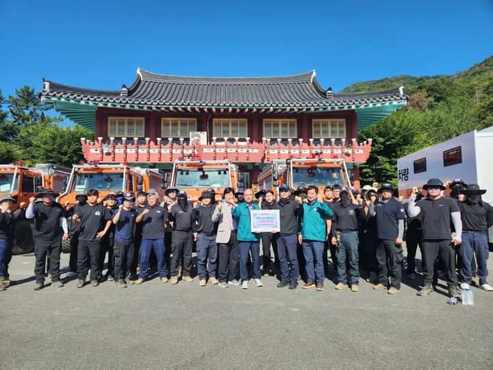 [밀양=뉴시스] 무안면 119안전센터 앞에서 산림청 산불재난특수진화대가 성금 100만원을 기탁한 후 기념촬영을 하고 있다. (사진=밀양시 제공) 2026.08.07. photo@newsis.com *재판매 및 DB 금지