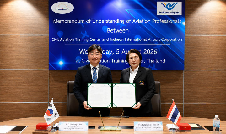 [인천공항=뉴시스] 지난 5일 태국 민간항공교육원(CATC)에서 진행된 '교육협력을 위한 양해각서 체결식'에서 인천국제공항공사 염상훈 항공교육원장(왼쪽)과 태국 민간항공교육원 뿍까눗 막추어이(Pukkanut Makchouy) 원장이 협약서에 서명한 후 기념 촬영을 하고 있다. 2026.08.07. (사진=인천공항공사 제공) photo@newsis.com *재판매 및 DB 금지